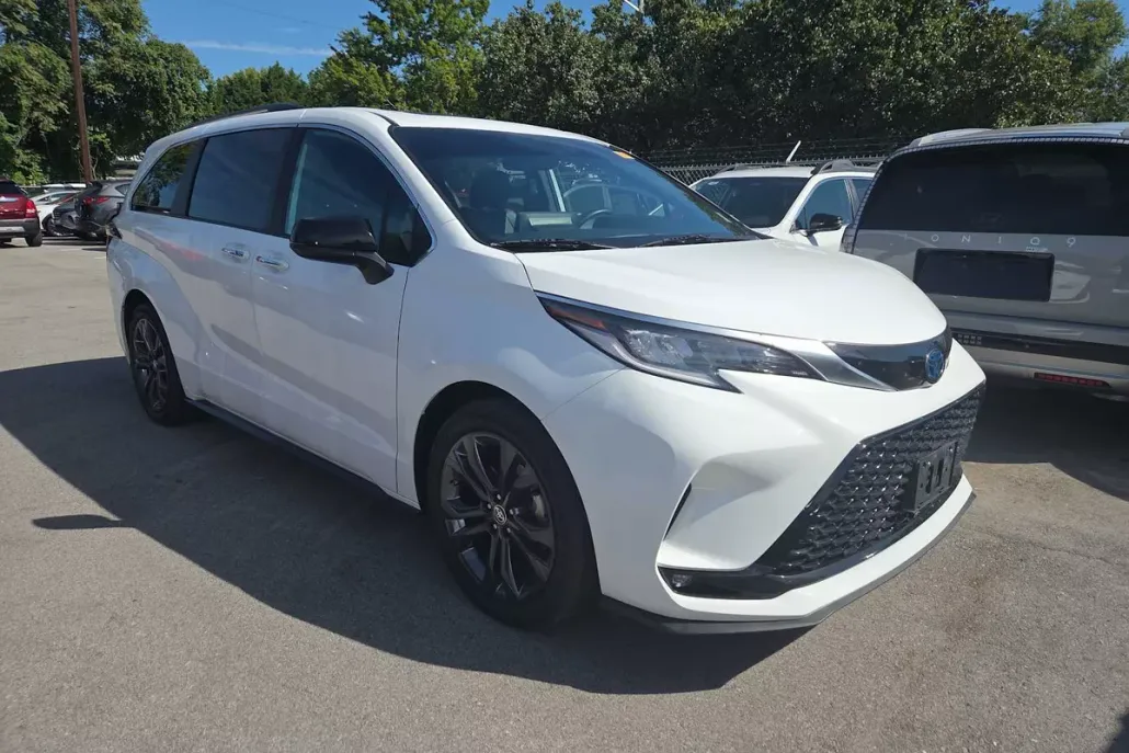 2022 Toyota Sienna XSE photo 1