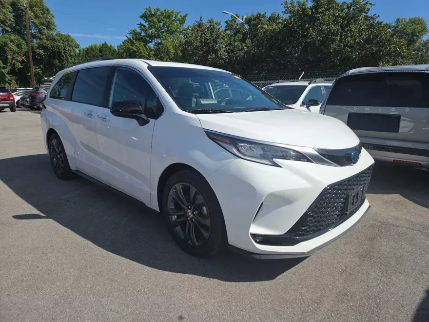 2022 Toyota Sienna XSE photo 1