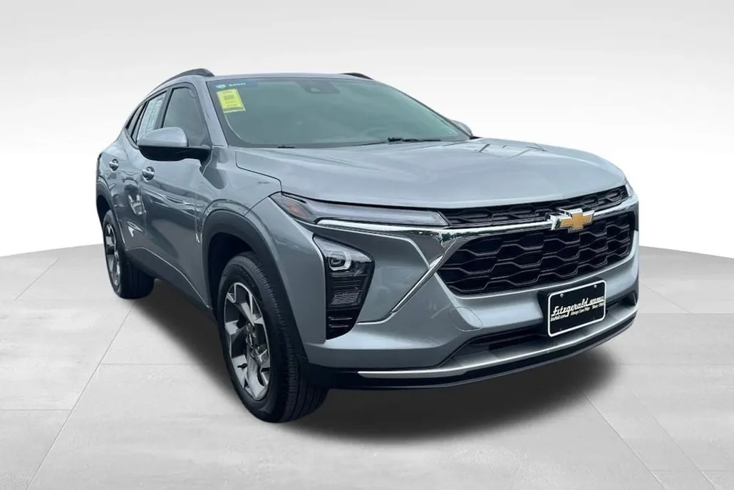2024 Chevrolet Trax LT photo 1