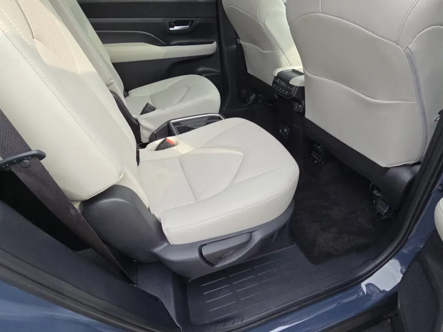 2024 Toyota Grand Highlander Platinum photo 1