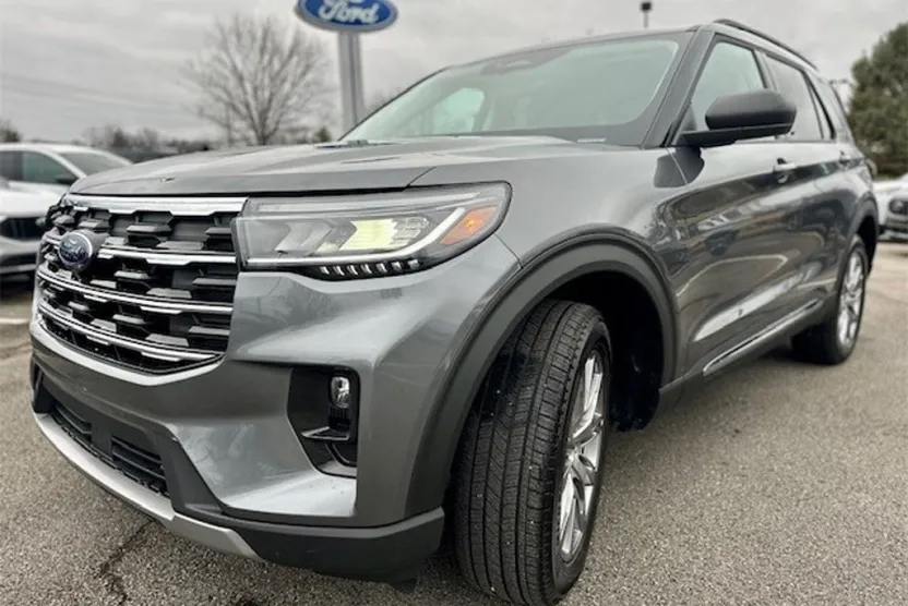 2025 Ford Explorer photo 1