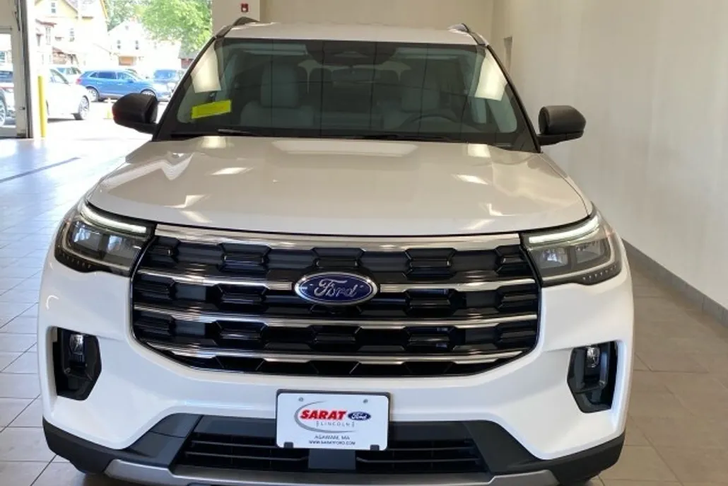 2025 Ford Explorer photo 1