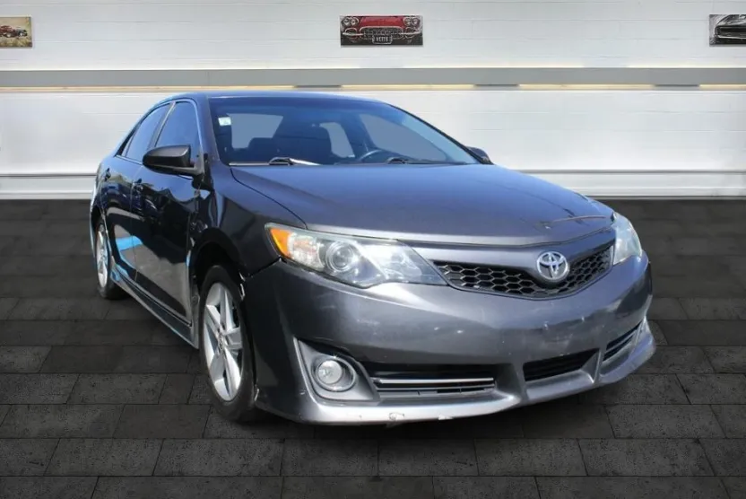 2012 Toyota Camry SE photo 1