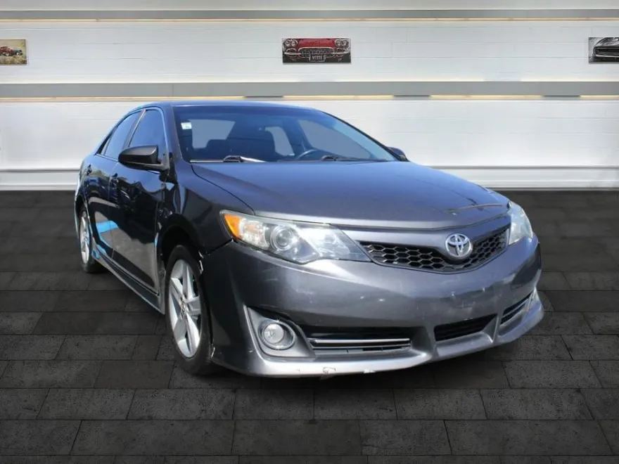 2012 Toyota Camry SE photo 1