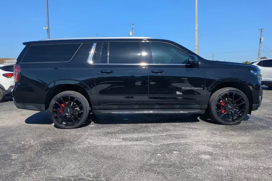 2022 Chevrolet Suburban LT photo 1