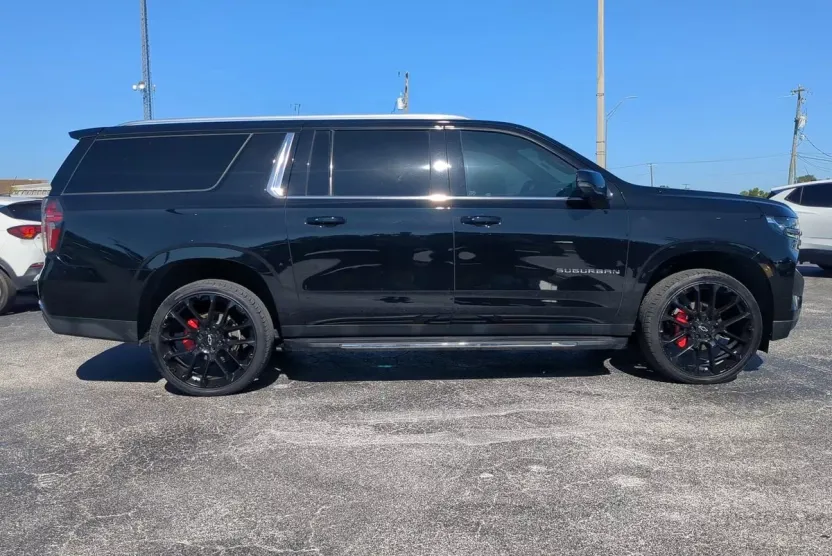 2022 Chevrolet Suburban LT photo 1