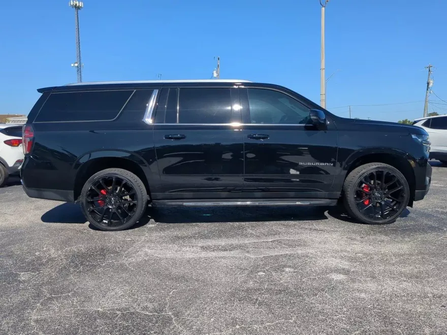 2022 Chevrolet Suburban LT photo 1