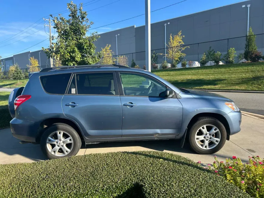 2012 Toyota RAV4 LE photo 1