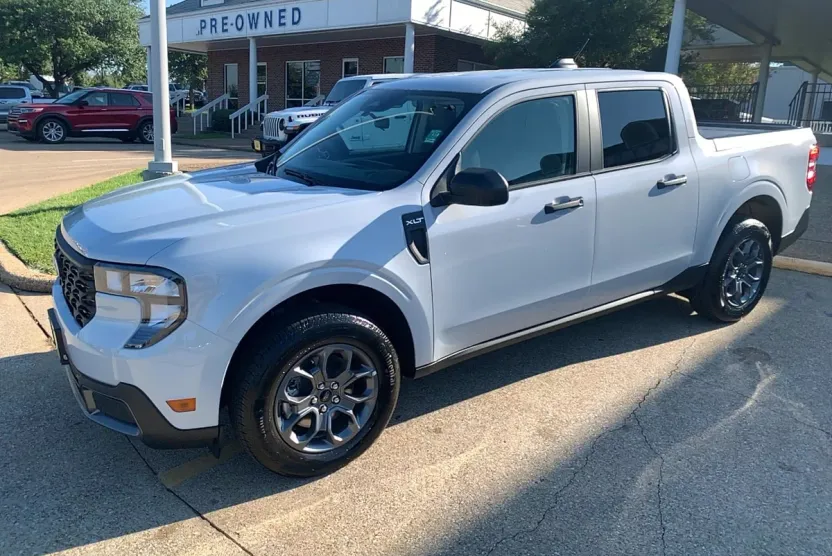 2025 Ford Maverick XLT photo 1