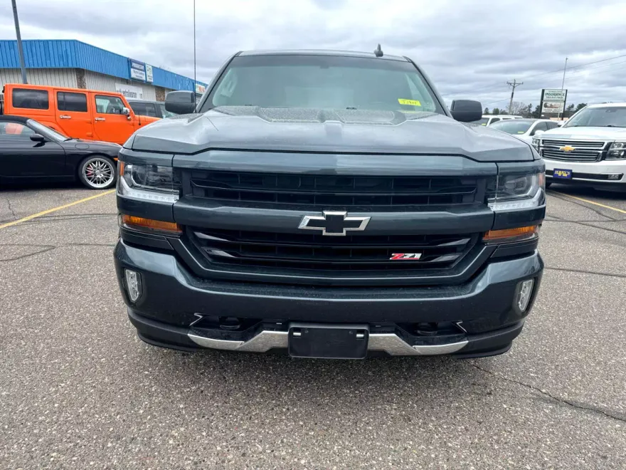 2017 Chevrolet Silverado 1500 LT photo 2