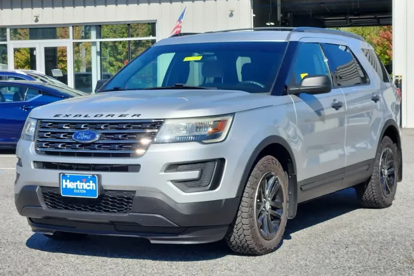 2017 Ford Explorer Base photo 1