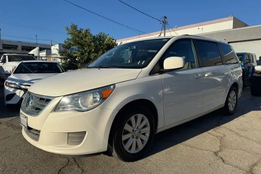 2012 Volkswagen Routan SEL photo 1
