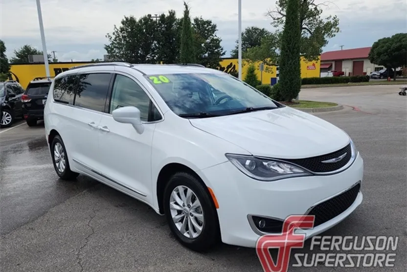 2020 Chrysler Pacifica Touring L photo 1