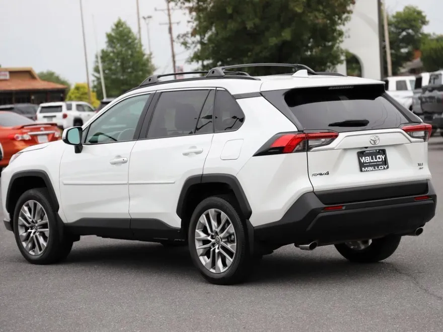 2023 Toyota RAV4 XLE Premium photo 1