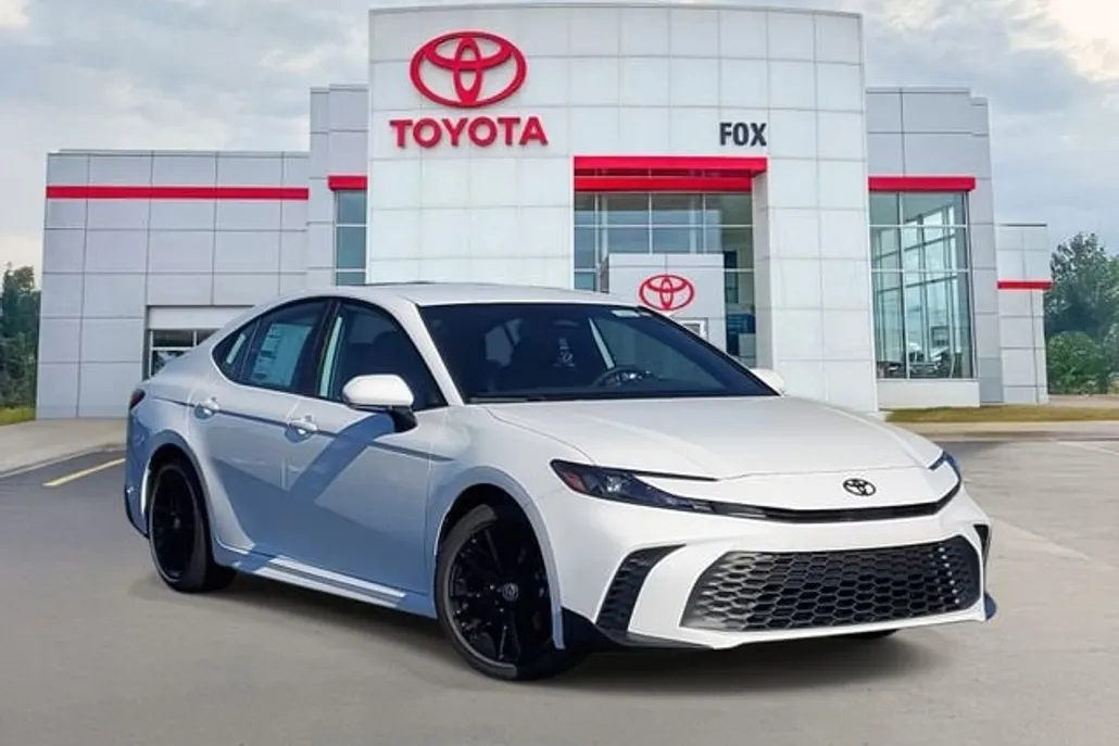 2026 Toyota Camry SE photo 1