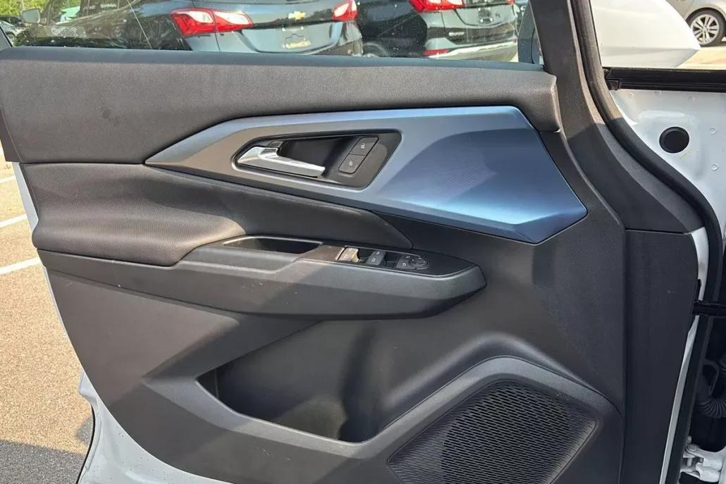 2024 Chevrolet Equinox EV 2LT photo 1