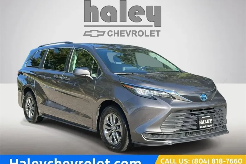 2022 Toyota Sienna LE photo 1