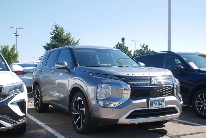 2022 Mitsubishi Outlander SE photo 1