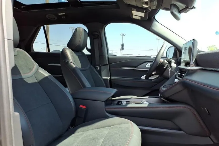 2025 Ford Explorer ST photo 1