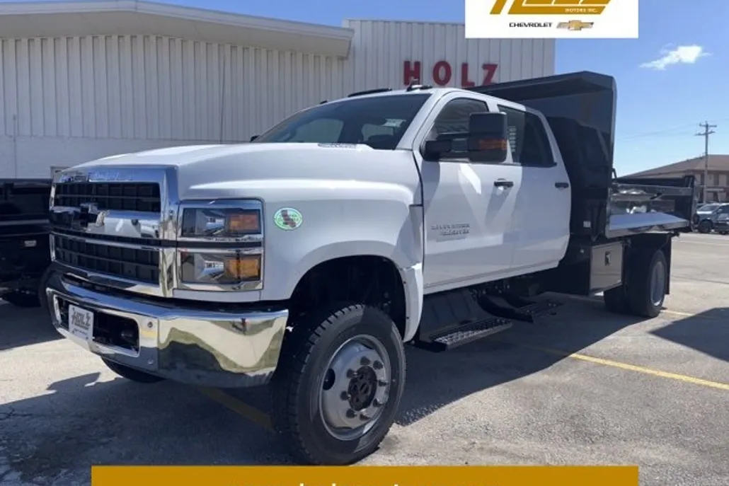2024 Chevrolet Silverado 4500HD LT photo 1