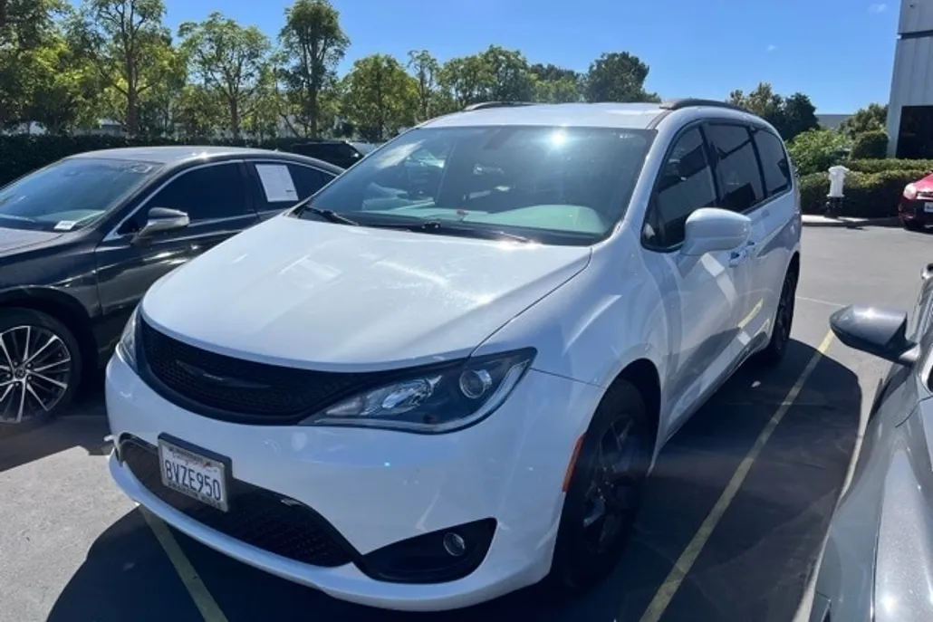 2020 Chrysler Pacifica Touring L photo 1