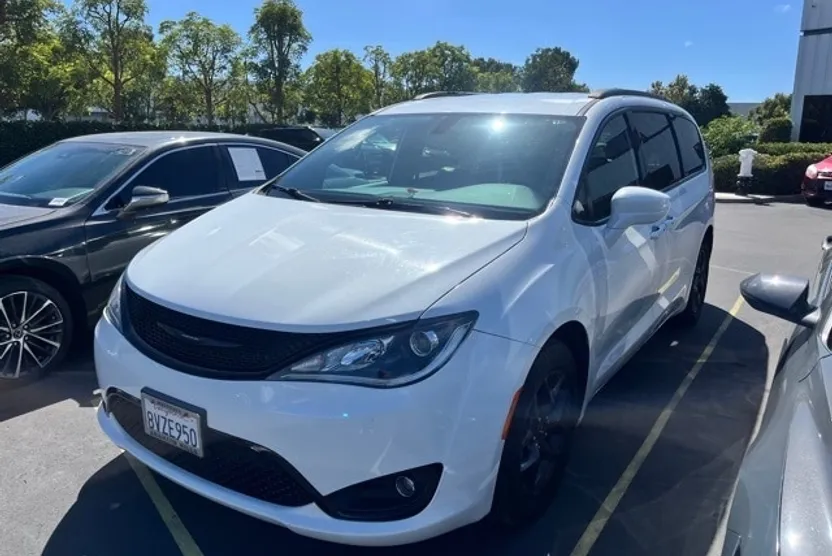 2020 Chrysler Pacifica Touring L photo 1
