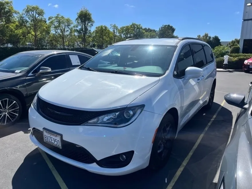 2020 Chrysler Pacifica Touring L photo 1