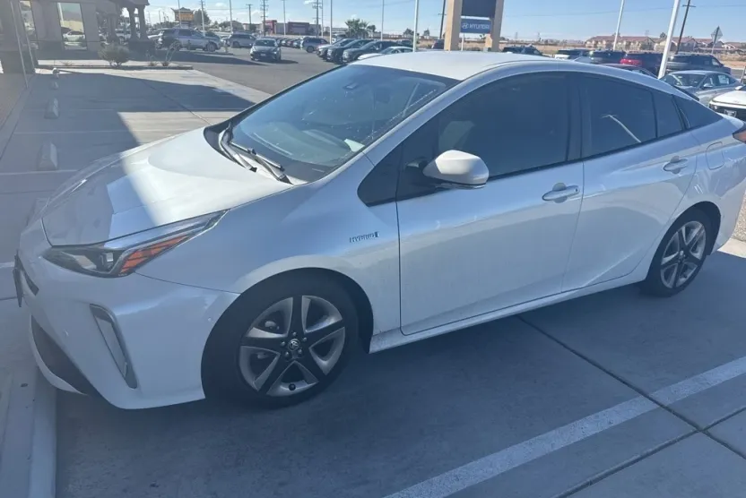 2022 Toyota Prius XLE photo 1