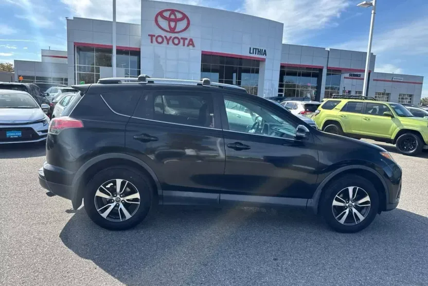 2016 Toyota RAV4 XLE photo 1