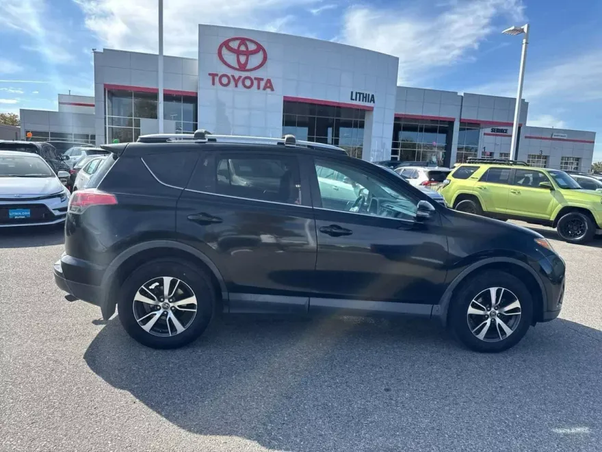 2016 Toyota RAV4 XLE photo 1