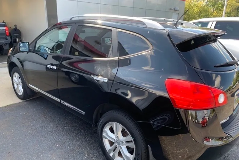 2013 Nissan Rogue SV photo 1