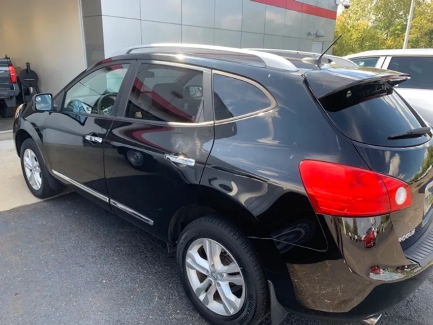 2013 Nissan Rogue SV photo 1