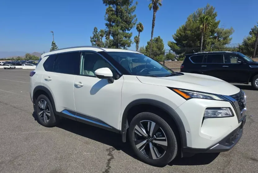 2023 Nissan Rogue SL photo 1