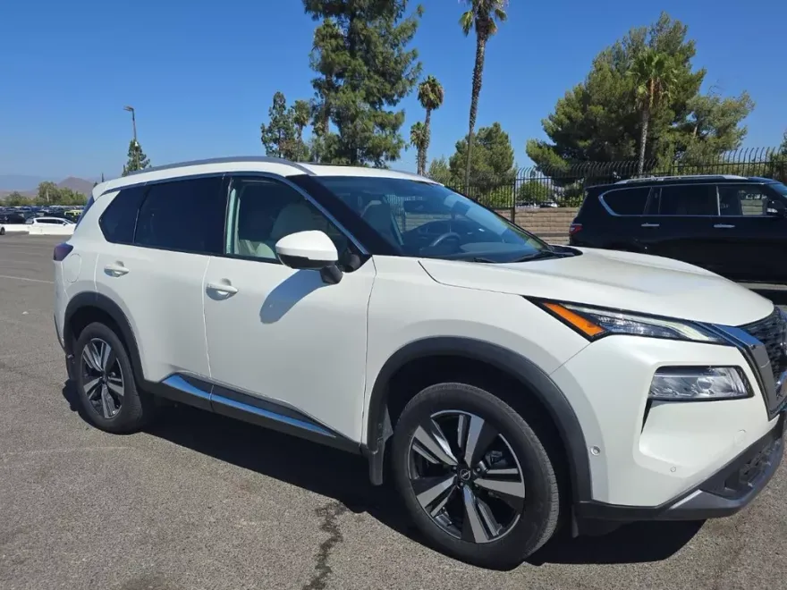 2023 Nissan Rogue SL photo 1