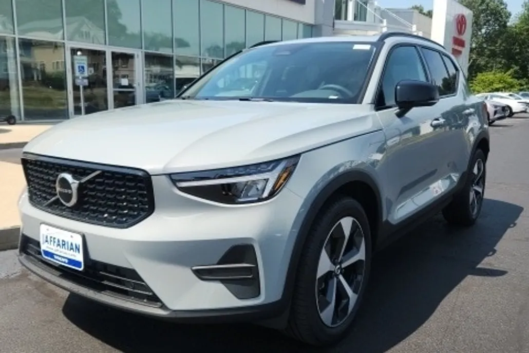2026 Volvo XC40 Core photo 1