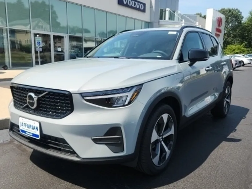 2026 Volvo XC40 Core photo 1