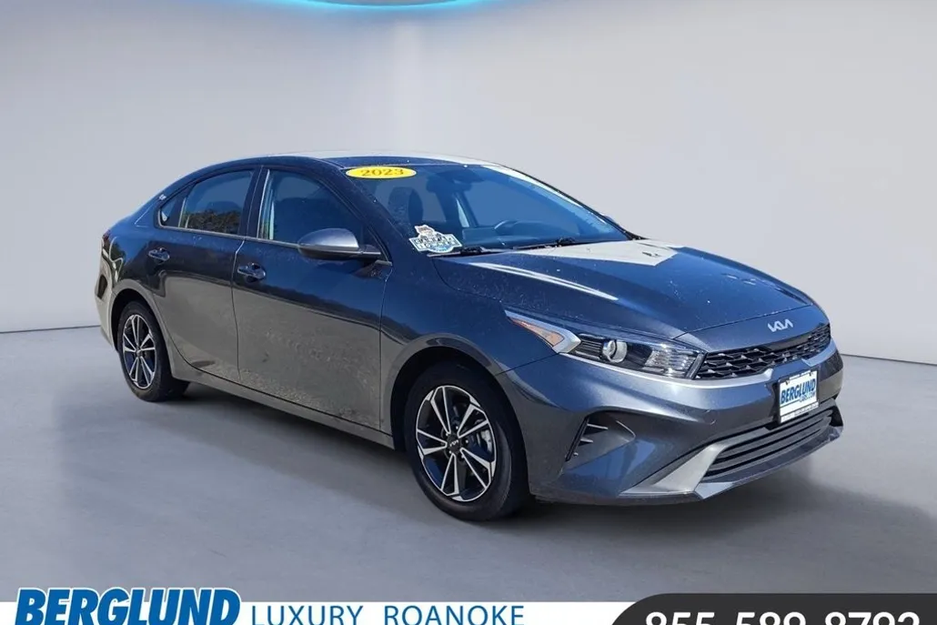 2023 Kia Forte LXS photo 1