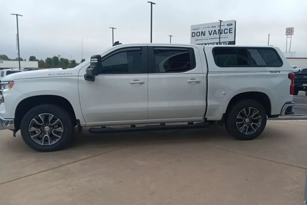 2023 Chevrolet Silverado LT photo 1