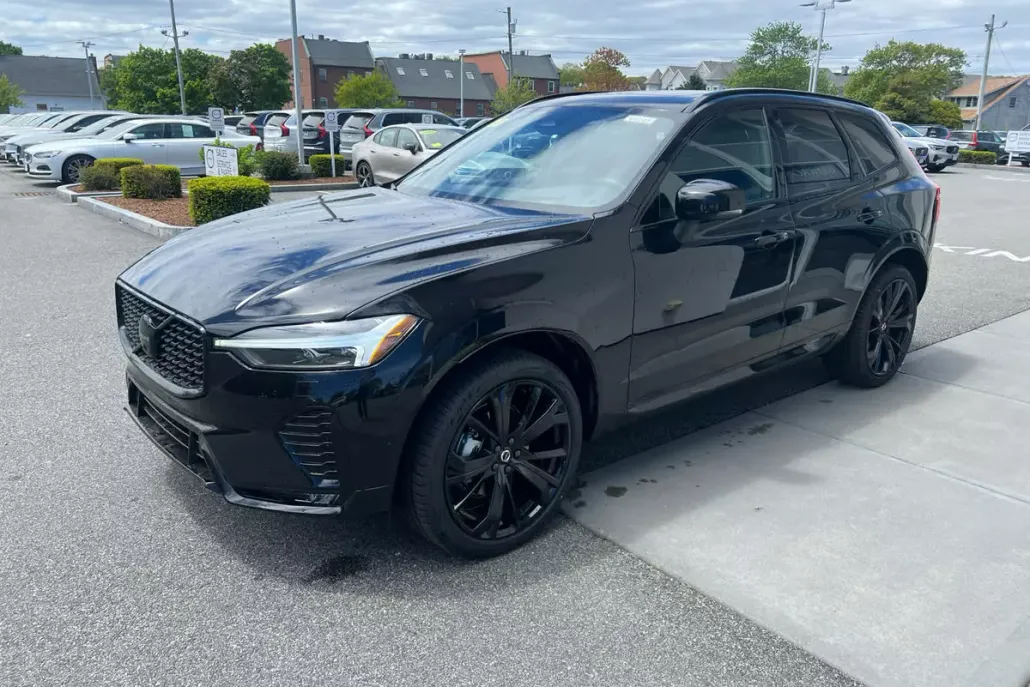 2025 Volvo XC60 B5 Black Edition photo 1