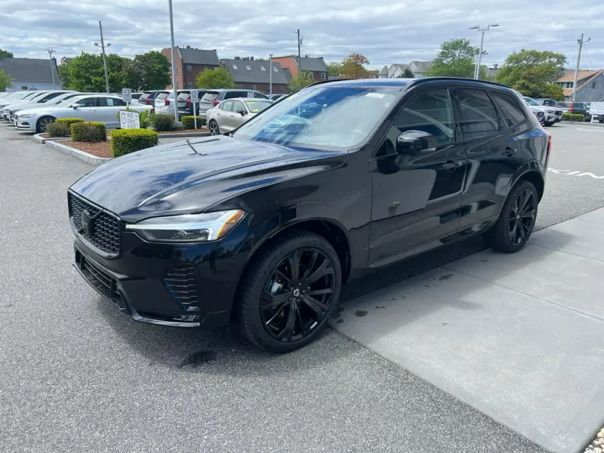 2025 Volvo XC60 B5 Black Edition photo 1