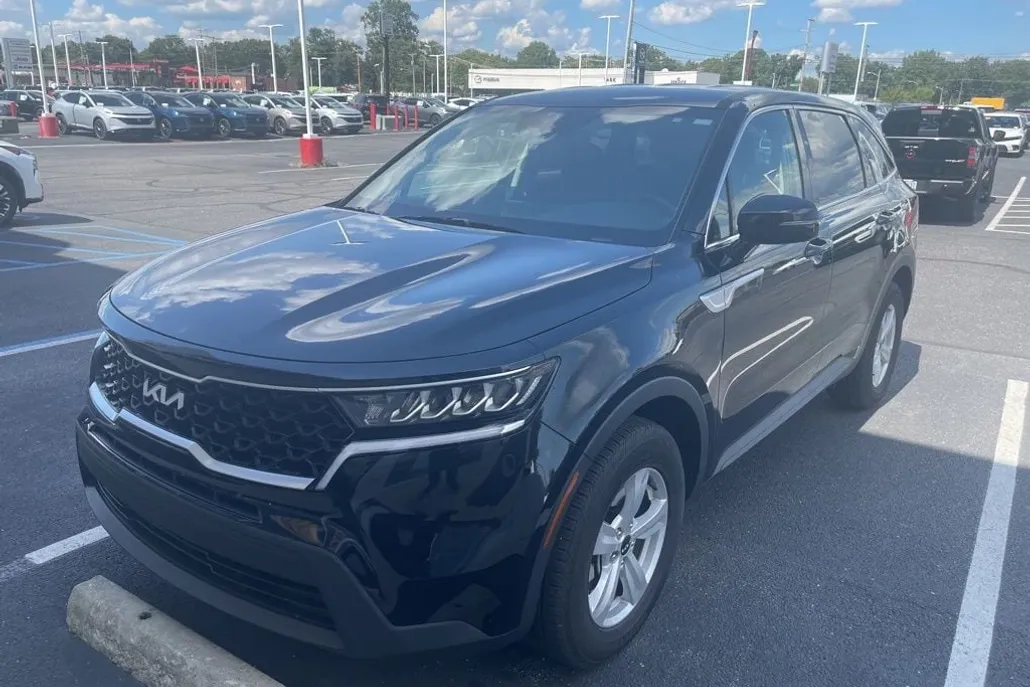 2023 Kia Sorento LX photo 1