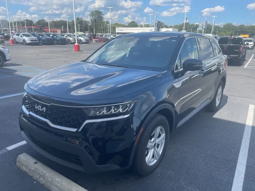 2023 Kia Sorento LX photo 1