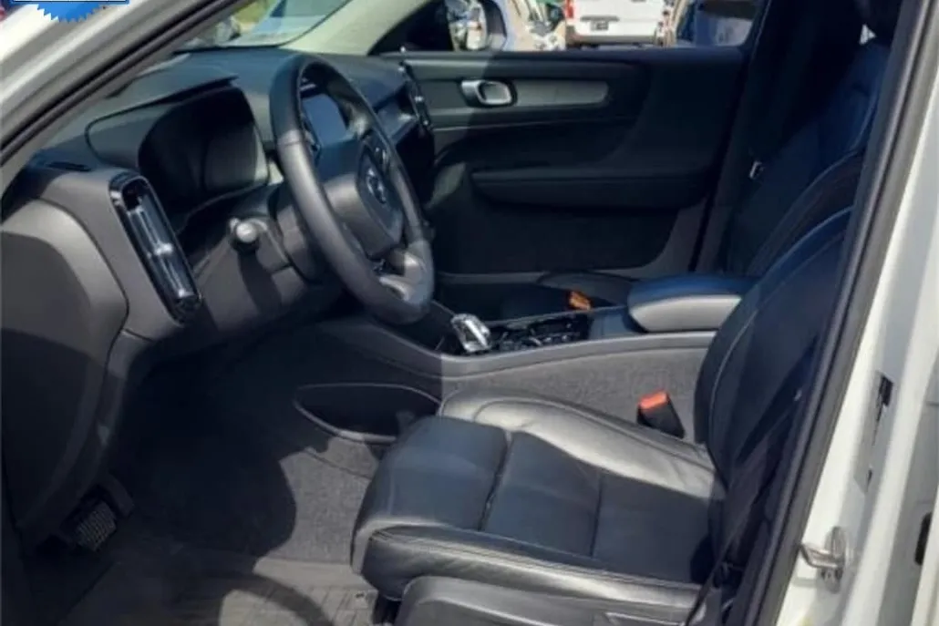 2023 Volvo XC40 AWD Plus photo 1
