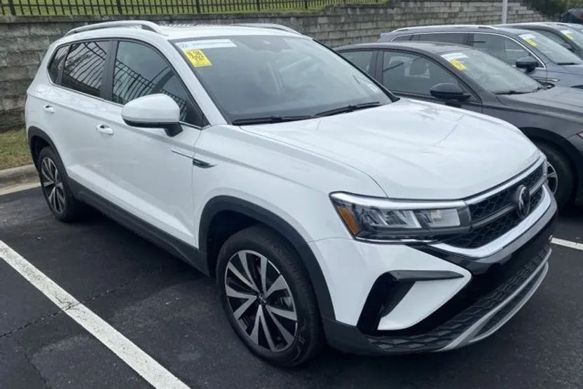 2024 Volkswagen Taos SE photo 1
