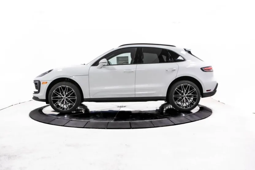 2026 Porsche Macan T photo 1
