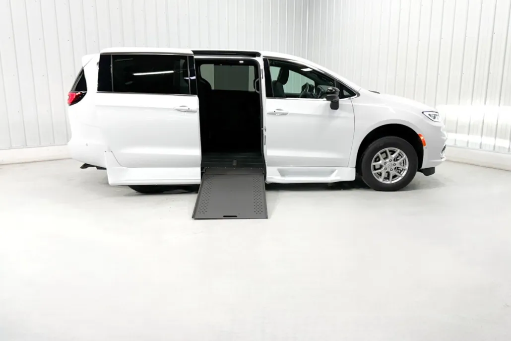 2025 Chrysler Pacifica photo 1