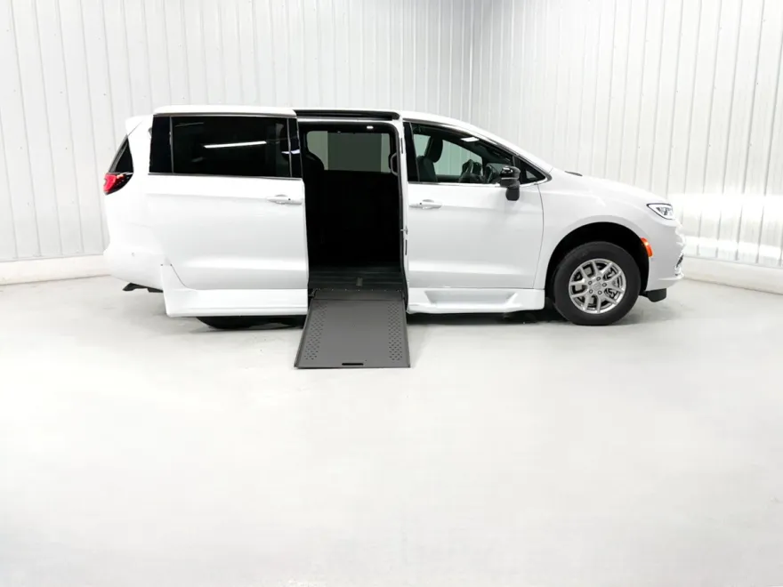 2025 Chrysler Pacifica photo 1