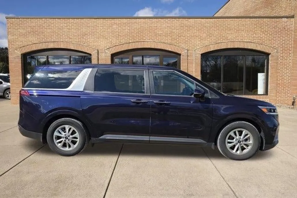 2022 Kia Carnival LXS photo 1
