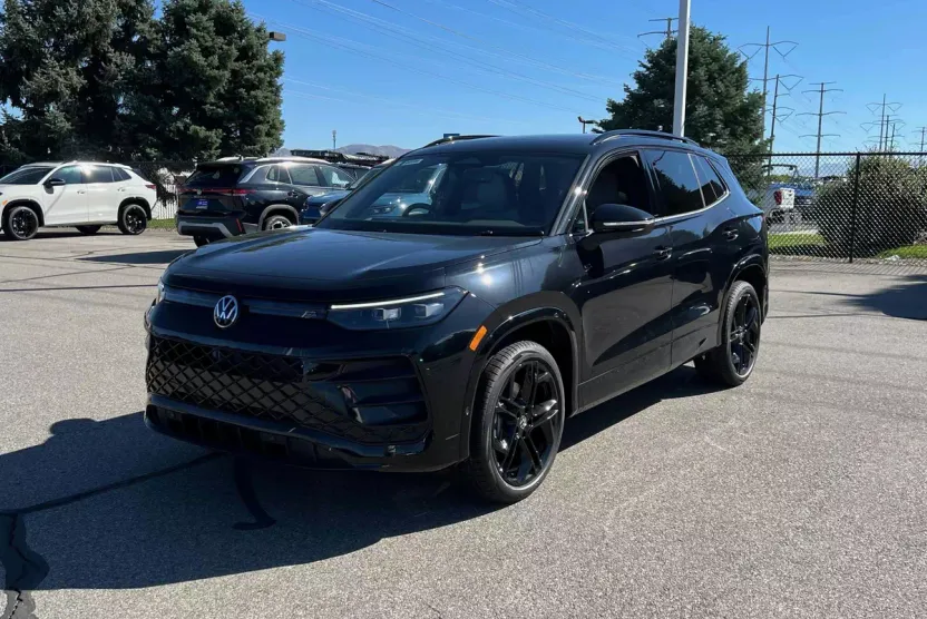 2025 Volkswagen Tiguan SE R-Line Black photo 1
