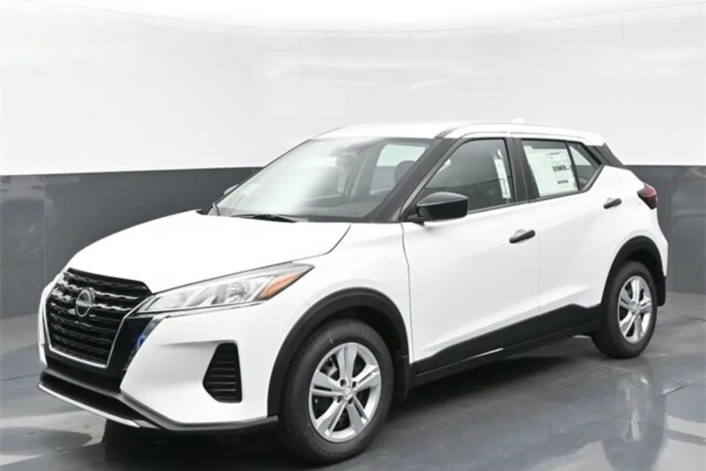 2025 Nissan Kicks Play S photo 1